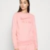Nike Sportswear Air Crew - Sweatshirt - Coral Chalk/Sea Coral -Next Soldes a2f7b757097a4c2eb40f33f68807dddf