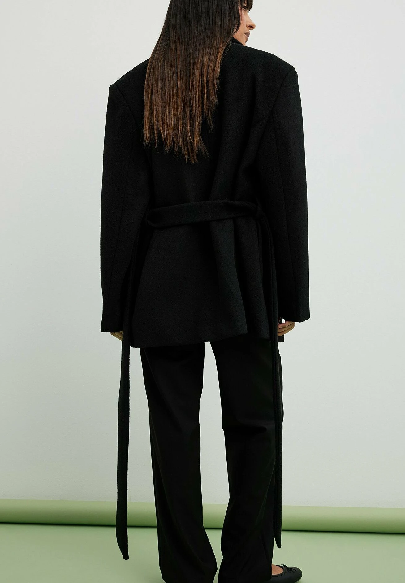 NA-KD Mit Gürtel - Manteau Court - Black 6 NA-KD Mit Gürtel - Manteau Court - Black – Image 4