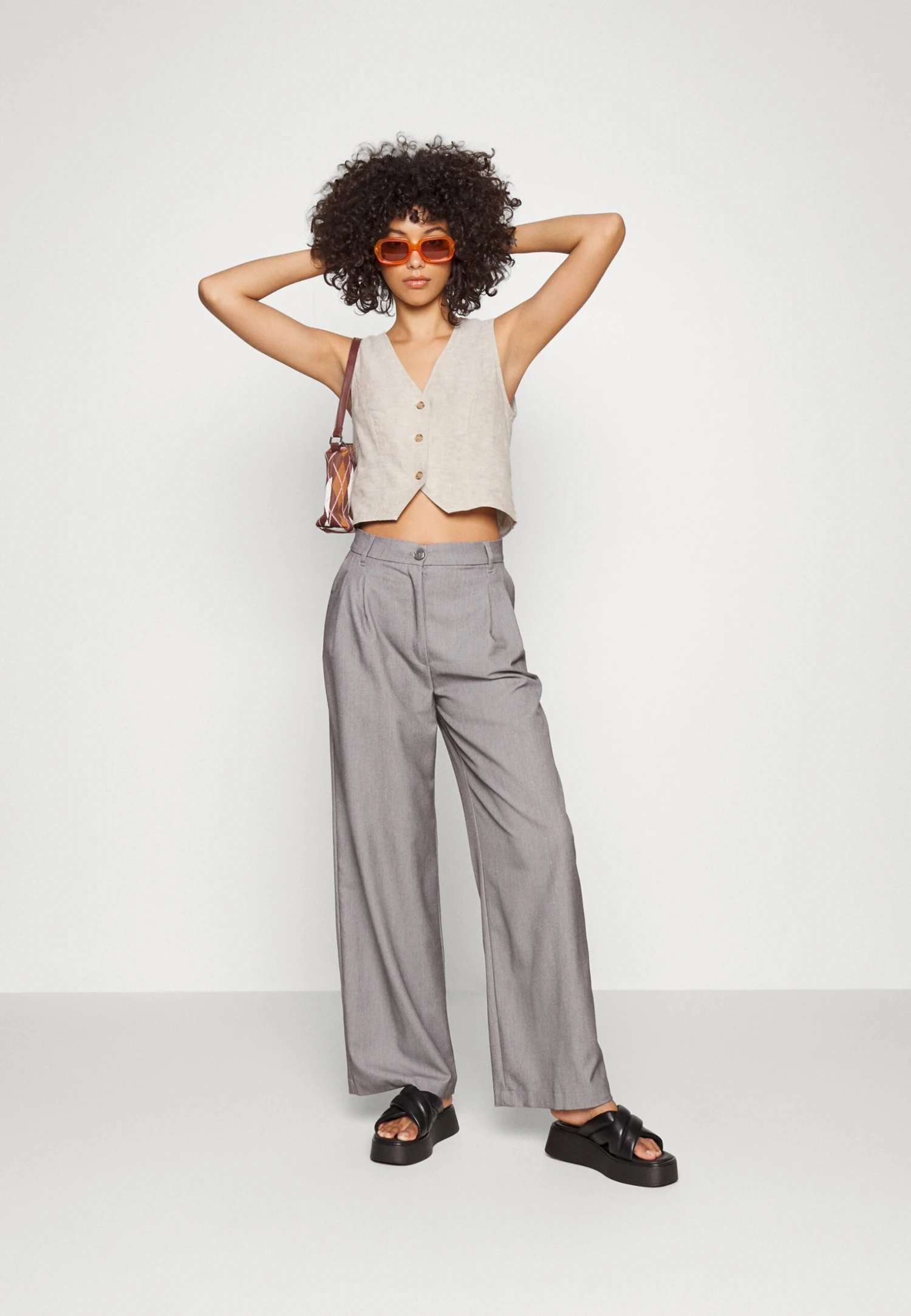 Monki Veste Sans Manches - Beige Dusty Light 4 Monki Veste Sans Manches - Beige Dusty Light – Image 2