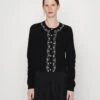 Needle & Thread Border Short Cardigan - Gilet - Black 2 Needle & Thread Border Short Cardigan - Gilet - Black -Next Soldes a7d840dc7ea04fb184253bfd260ae152