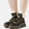 Tamaris Bottes De Neige - Black/Olive 2 Tamaris Bottes De Neige - Black/Olive -Next Soldes a9b24990f547499a9c5cb68c020f03a2