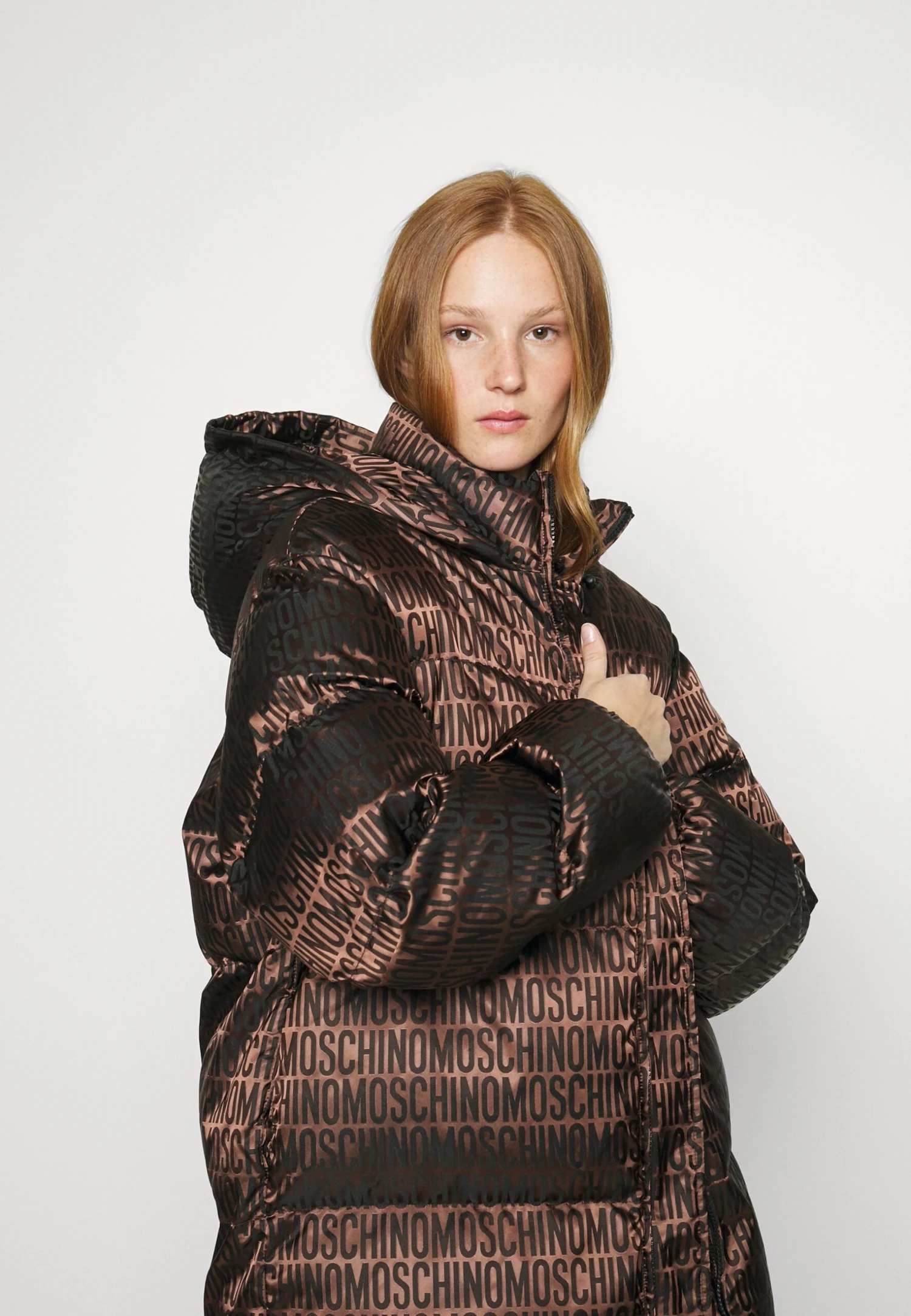 MOSCHINO Logo Puffer Jacket - Veste D'Hiver - Brown 6 MOSCHINO Logo Puffer Jacket - Veste D'Hiver - Brown – Image 4