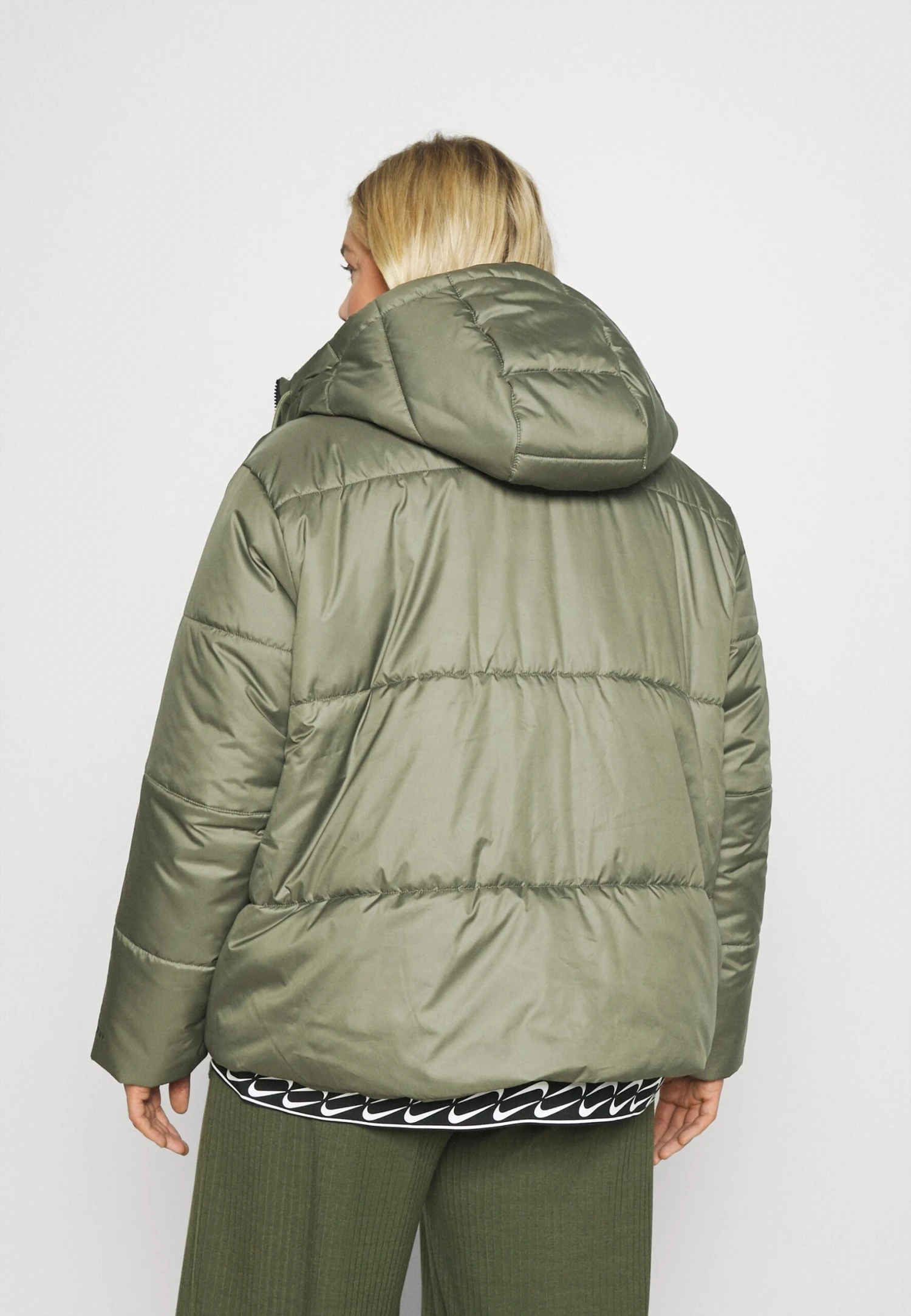 Nike Sportswear Classic Tape Plus - Veste D'Hiver - Medium Olive/Black/White 5 Nike Sportswear Classic Tape Plus - Veste D'Hiver - Medium Olive/Black/White – Image 3