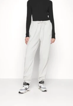 Nike Sportswear Pantalon De Survêtement - Light Bone/Light Iron Ore 11 Nike Sportswear Pantalon De Survêtement - Light Bone/Light Iron Ore -Next Soldes ae794498e6c44232b08f7316fe42ee8d