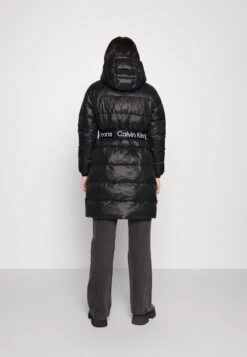 Calvin Klein Jeans Lw Padded Long Fitted Jacket - Manteau Classique - Ck Black 12 Calvin Klein Jeans Lw Padded Long Fitted Jacket - Manteau Classique - Ck Black -Next Soldes af3338f1e88b49dbb91005ee41883d53