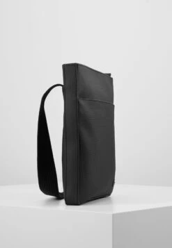 Lacoste Flat Crossover Bag - Sac Bandoulière - Black 14 Lacoste Flat Crossover Bag - Sac Bandoulière - Black -Next Soldes b2e7f85e82604f25ac99db6e1709036f