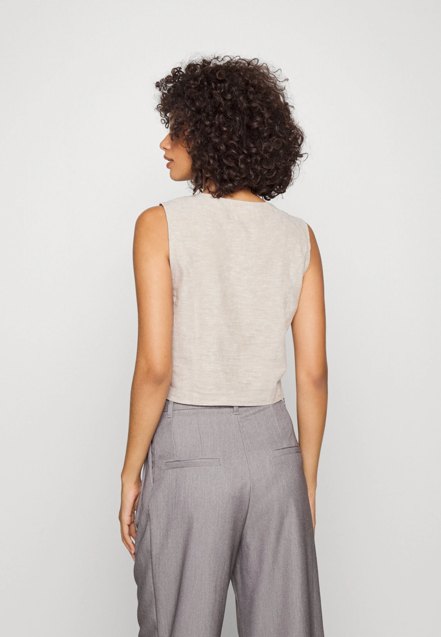 Monki Veste Sans Manches - Beige Dusty Light 5 Monki Veste Sans Manches - Beige Dusty Light – Image 3