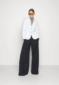 MICHAEL Michael Kors Patch Fitted Blazer - Blazer - White 9 MICHAEL Michael Kors Patch Fitted Blazer - Blazer - White -Next Soldes b323d210ccf34e08bd503e36a267b921