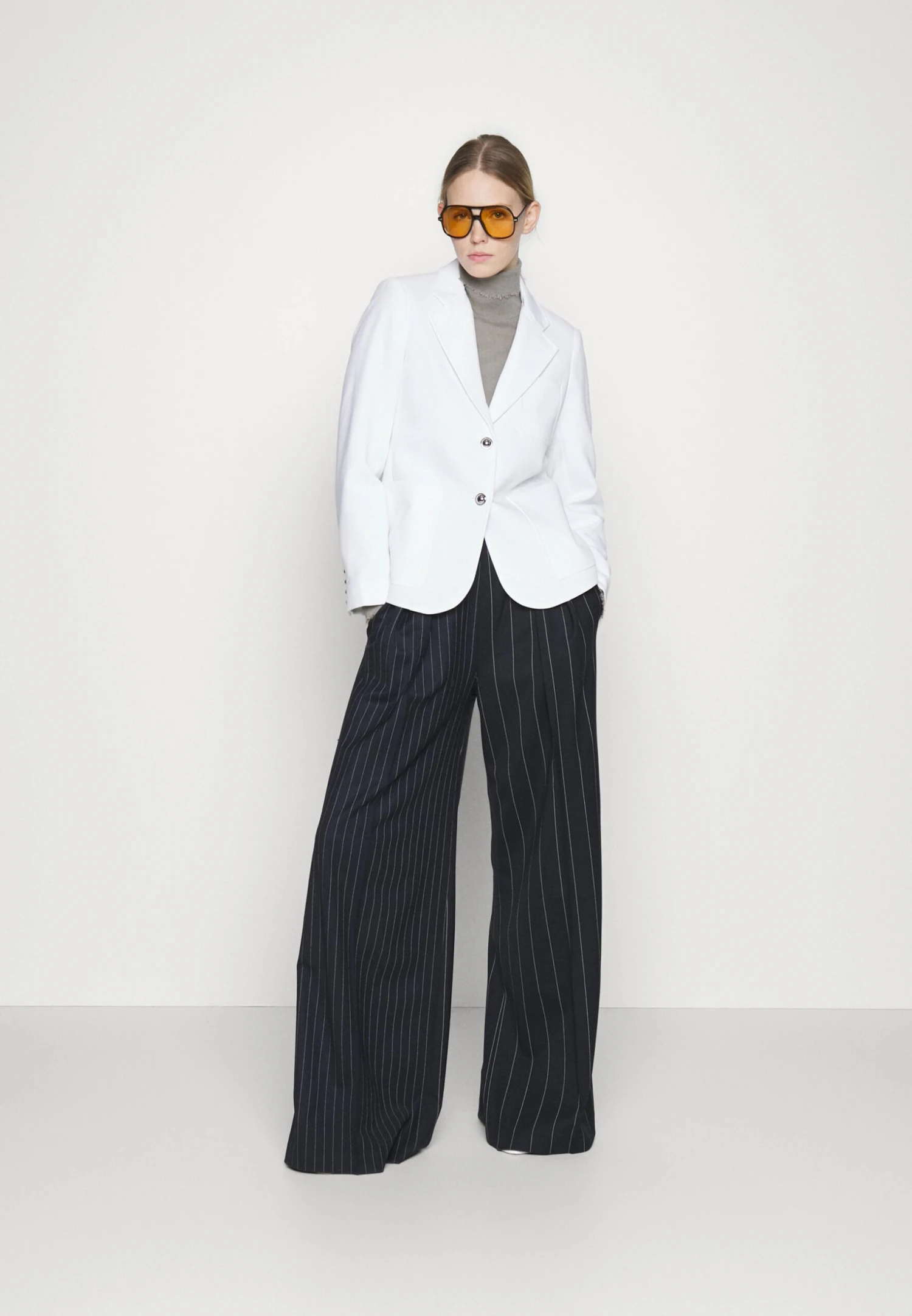 MICHAEL Michael Kors Patch Fitted Blazer - Blazer - White 4 MICHAEL Michael Kors Patch Fitted Blazer - Blazer - White – Image 2