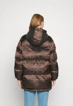 MOSCHINO Logo Puffer Jacket - Veste D'Hiver - Brown 10 MOSCHINO Logo Puffer Jacket - Veste D'Hiver - Brown -Next Soldes b3811bb69d7a4ace82f593b3d2ae5b50