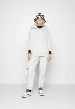 Nike Sportswear Pantalon De Survêtement - Light Bone/Light Iron Ore 13 Nike Sportswear Pantalon De Survêtement - Light Bone/Light Iron Ore -Next Soldes b3f284af88ff4539abb5fece4195fd9a