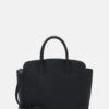 Lacoste Daily Lifestyle M Top - Sac À Main - Noir 1 Lacoste Daily Lifestyle M Top - Sac À Main - Noir -Next Soldes b562d92105e343a89e62f71e6308107d