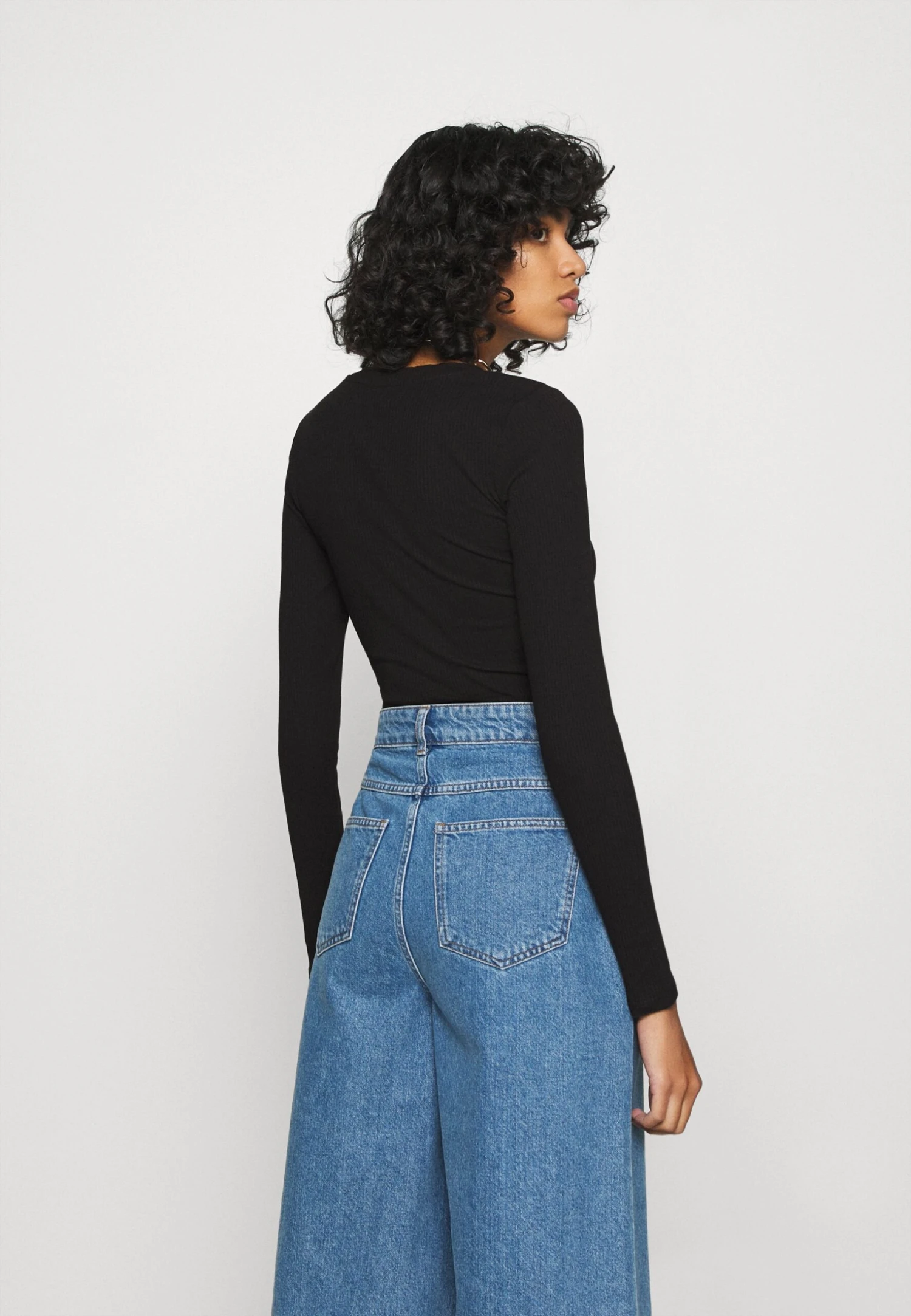 Monki T-Shirt À Manches Longues - Black Dark 5 Monki T-Shirt À Manches Longues - Black Dark – Image 3