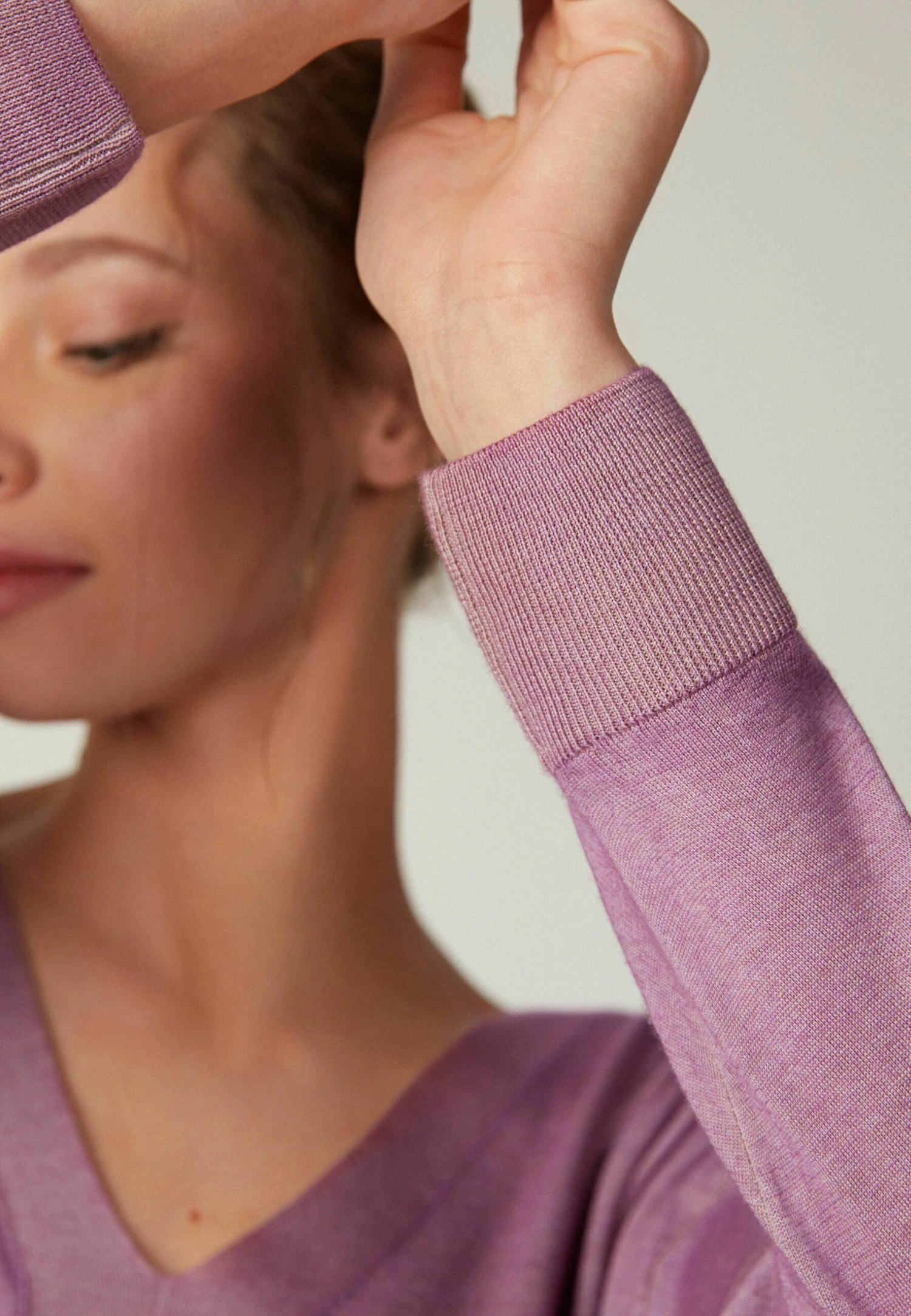 Ultralight Mit V-Ausschnitt - Pullover - Violett/Garment-Dyed Wisteria 4 Ultralight Mit V-Ausschnitt - Pullover - Violett/Garment-Dyed Wisteria – Image 2