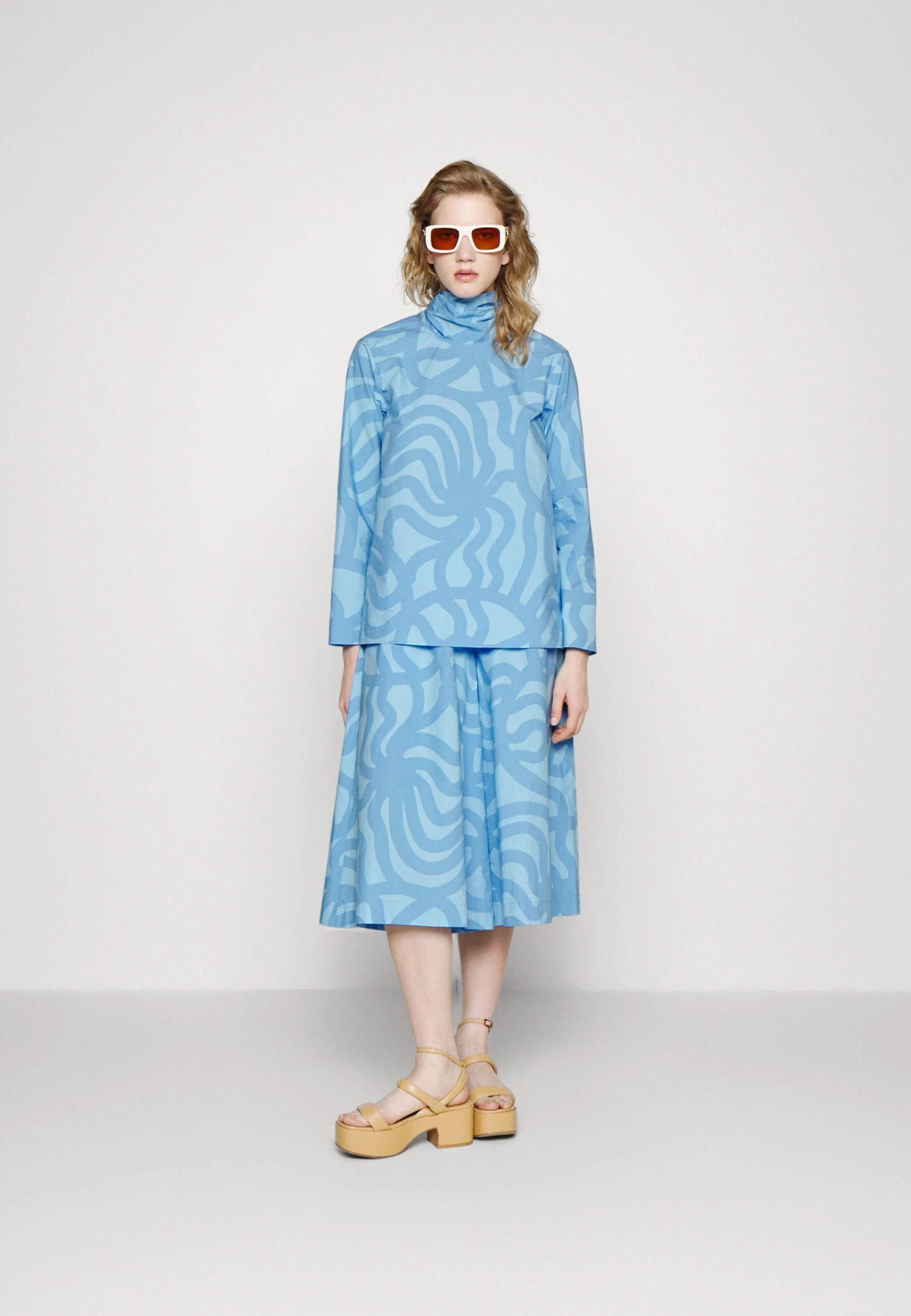 Marimekko Karina Joonas - T-Shirt À Manches Longues - Light Blue/Blue 4 Marimekko Karina Joonas - T-Shirt À Manches Longues - Light Blue/Blue – Image 2