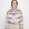 Calvin Klein Shine Puffer Down Coat - Doudoune - City Taupe 1 Calvin Klein Shine Puffer Down Coat - Doudoune - City Taupe -Next Soldes c069a6890fe748099910fa652139ea34