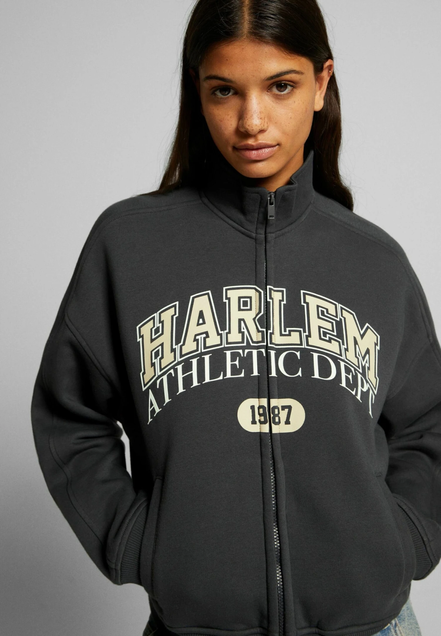 BERSHKA Print - Sweat Zippé - Dark Grey 6 BERSHKA Print - Sweat Zippé - Dark Grey – Image 4