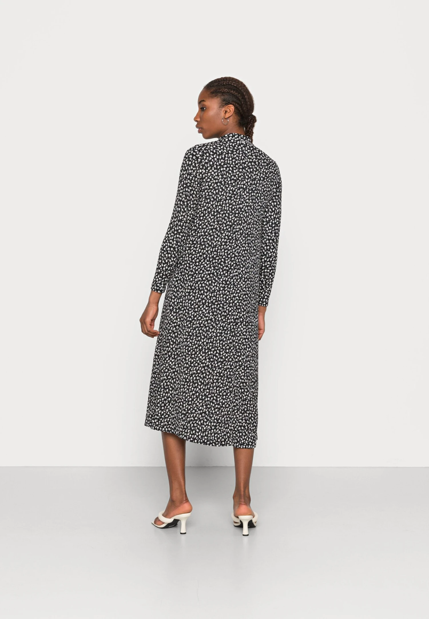 Monki Robe De Jour - Black Dark 5 Monki Robe De Jour - Black Dark – Image 3