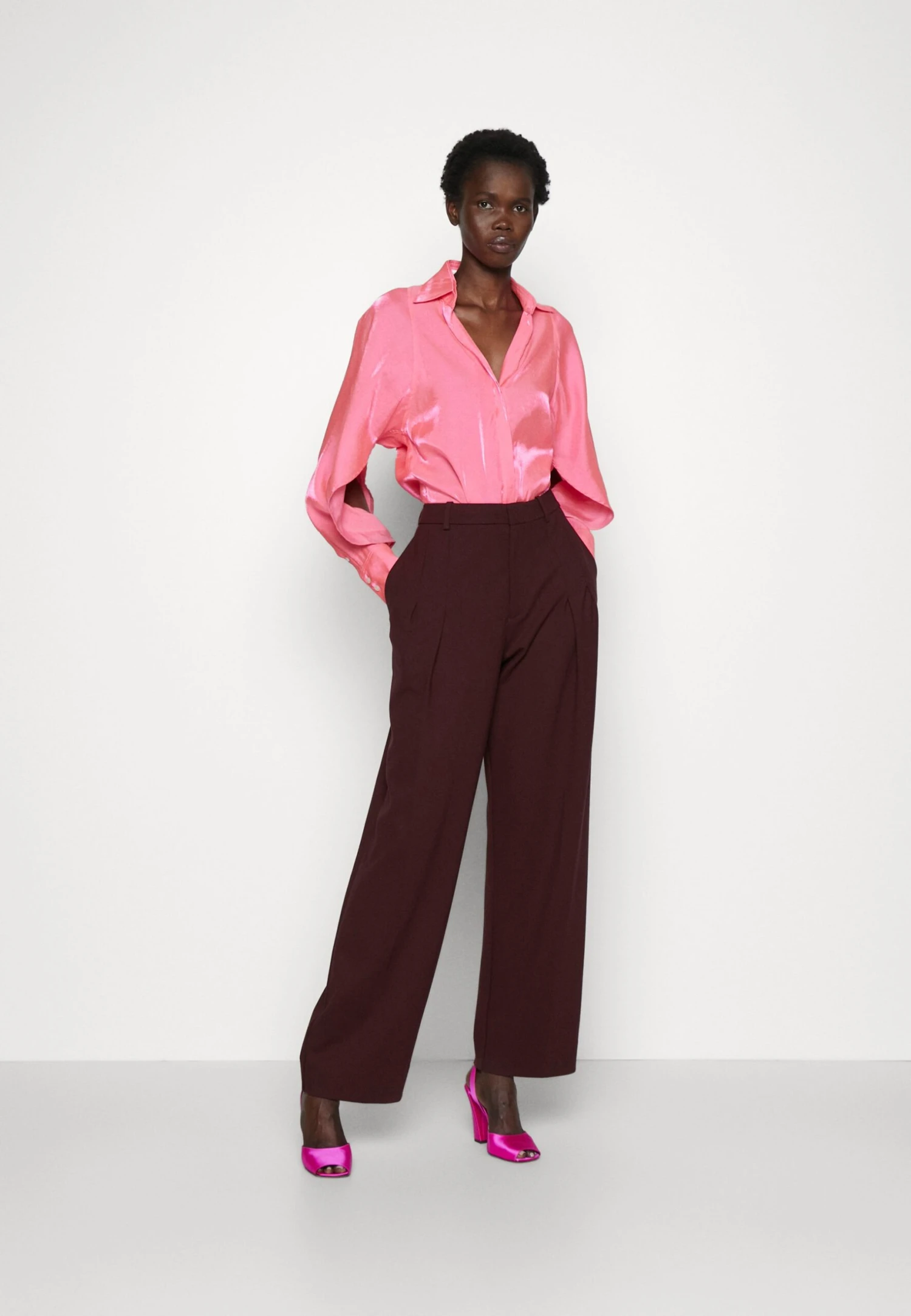 Victoria Beckham Front Pleat Trousers - Pantalon Classique - Rosewood 7 Victoria Beckham Front Pleat Trousers - Pantalon Classique - Rosewood – Image 5