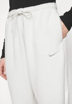 Nike Sportswear Pantalon De Survêtement - Light Bone/Light Iron Ore 15 Nike Sportswear Pantalon De Survêtement - Light Bone/Light Iron Ore -Next Soldes c3103f45d67f43ad83c9a36934951791