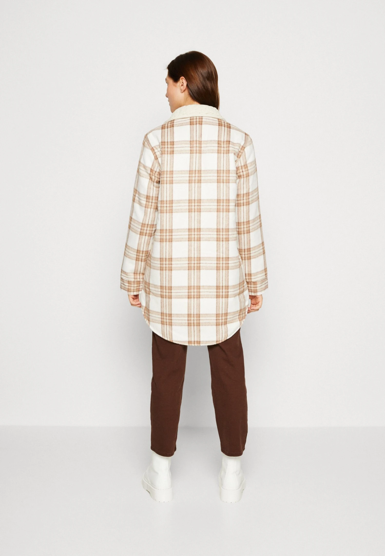 Hollister Co. Sherpa Long Shacket - Manteau Court - Tan Plaid 5 Hollister Co. Sherpa Long Shacket - Manteau Court - Tan Plaid – Image 3