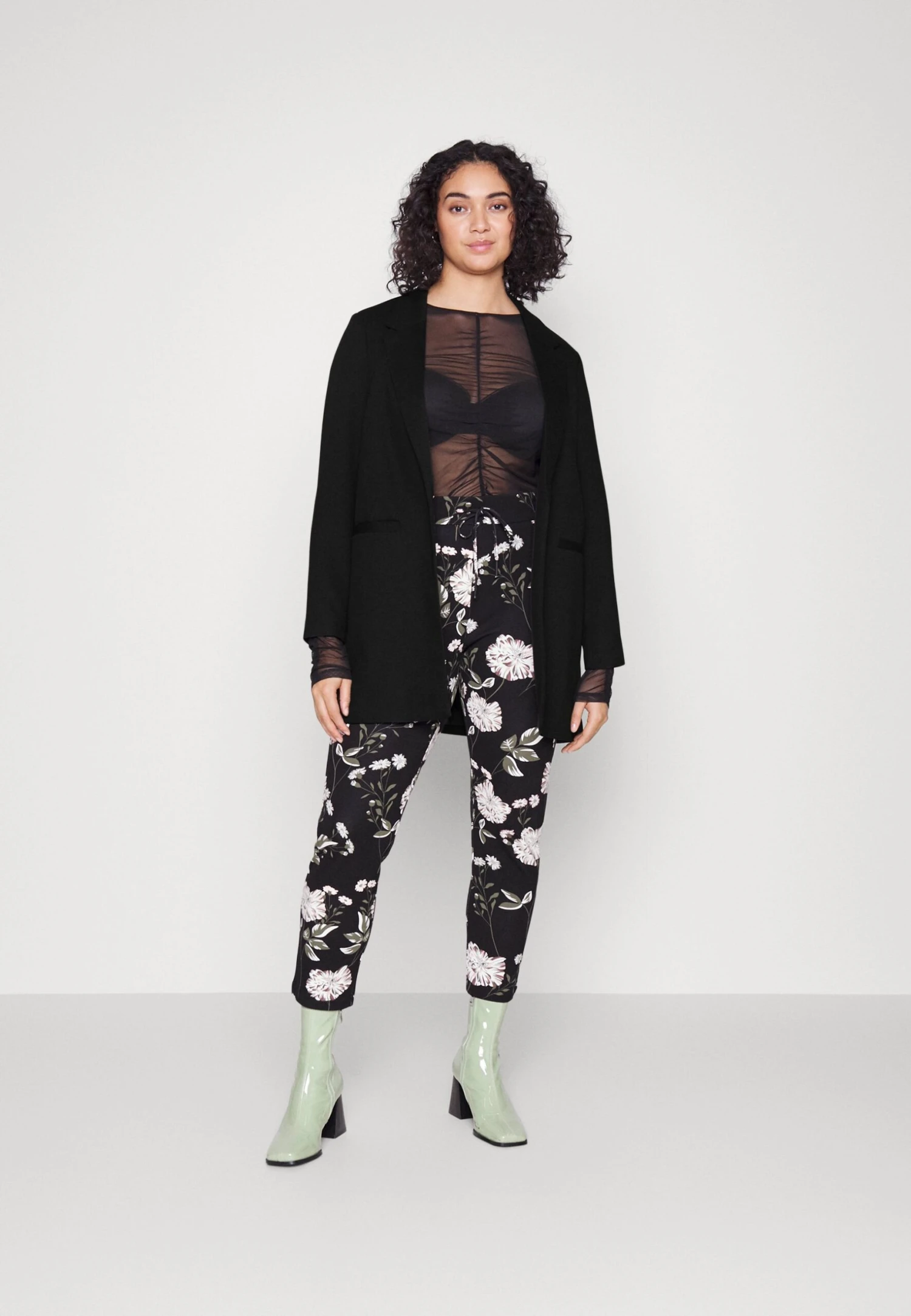 Vero Moda Curve Verina Ls Noos - Manteau Court - Black 4 Vero Moda Curve Verina Ls Noos - Manteau Court - Black – Image 2