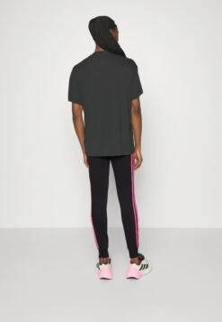 Adidas Sportswear Pantalon De Survêtement - Black/Pulse Magenta -Next Soldes cd96f3e2ea234308bb1c324005cfe0c1