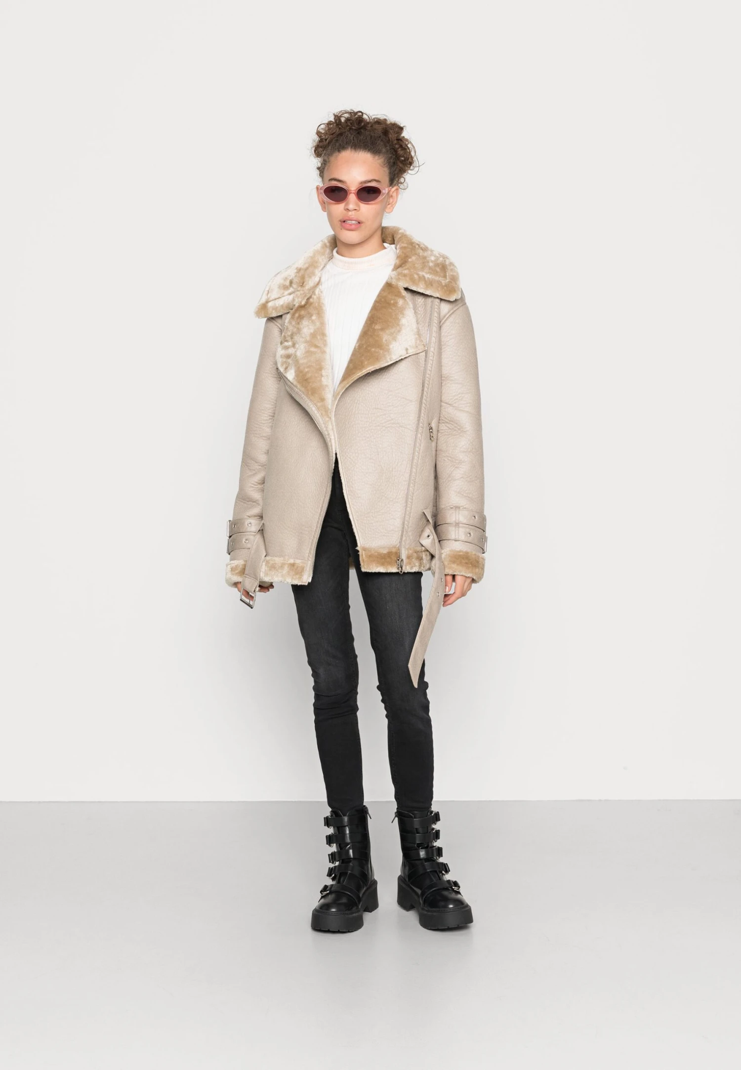 NA-KD Biker Jacket - Veste En Similicuir - Beige 4 NA-KD Biker Jacket - Veste En Similicuir - Beige – Image 2