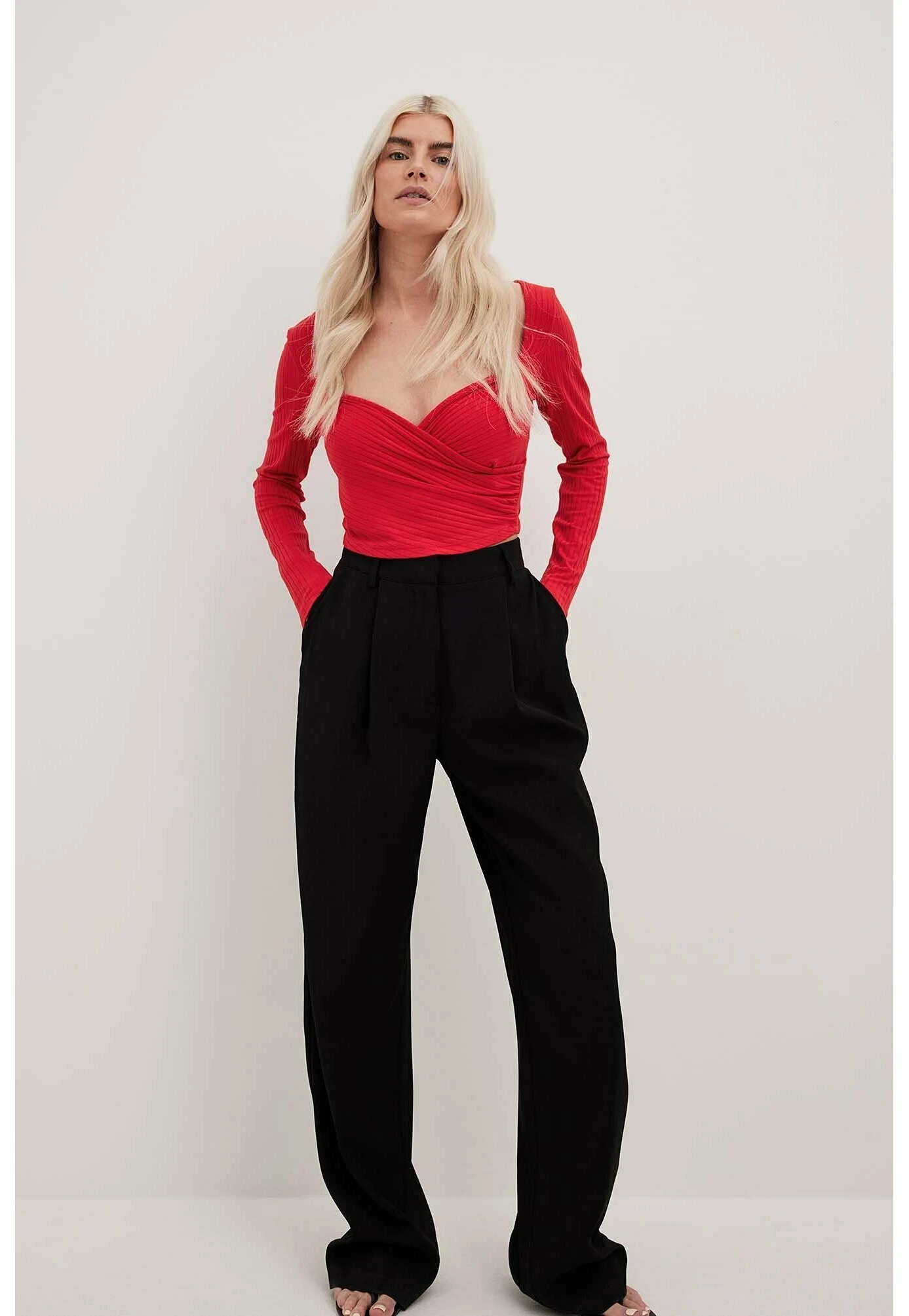 NA-KD Mit Herzausschnitt - Pullover - Red 4 NA-KD Mit Herzausschnitt - Pullover - Red – Image 2