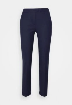 MAX & Co. Monopoli - Pantalon Classique - Navy Blue Pattern 10 MAX & Co. Monopoli - Pantalon Classique - Navy Blue Pattern -Next Soldes d28fa34738834fa1994631d9a0ff89f7