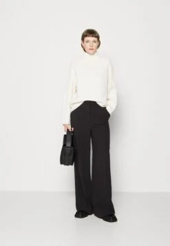 Calvin Klein Mock Neck Sweater - Pullover - Vanilla Ice 9 Calvin Klein Mock Neck Sweater - Pullover - Vanilla Ice -Next Soldes d45f1f4714454e29a493ae0515f434e0