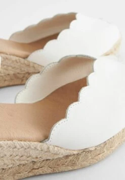Next Scallop Standard - Escarpins Compensés - White -Next Soldes d90dc30453ab4cee84d5cafdd4b8607c