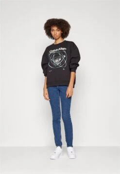 Calvin Klein Jeans Galaxy Boyfriend Crewneck - Sweatshirt - Black -Next Soldes da984bbcdfd5495eac4b2d6daa31c17d