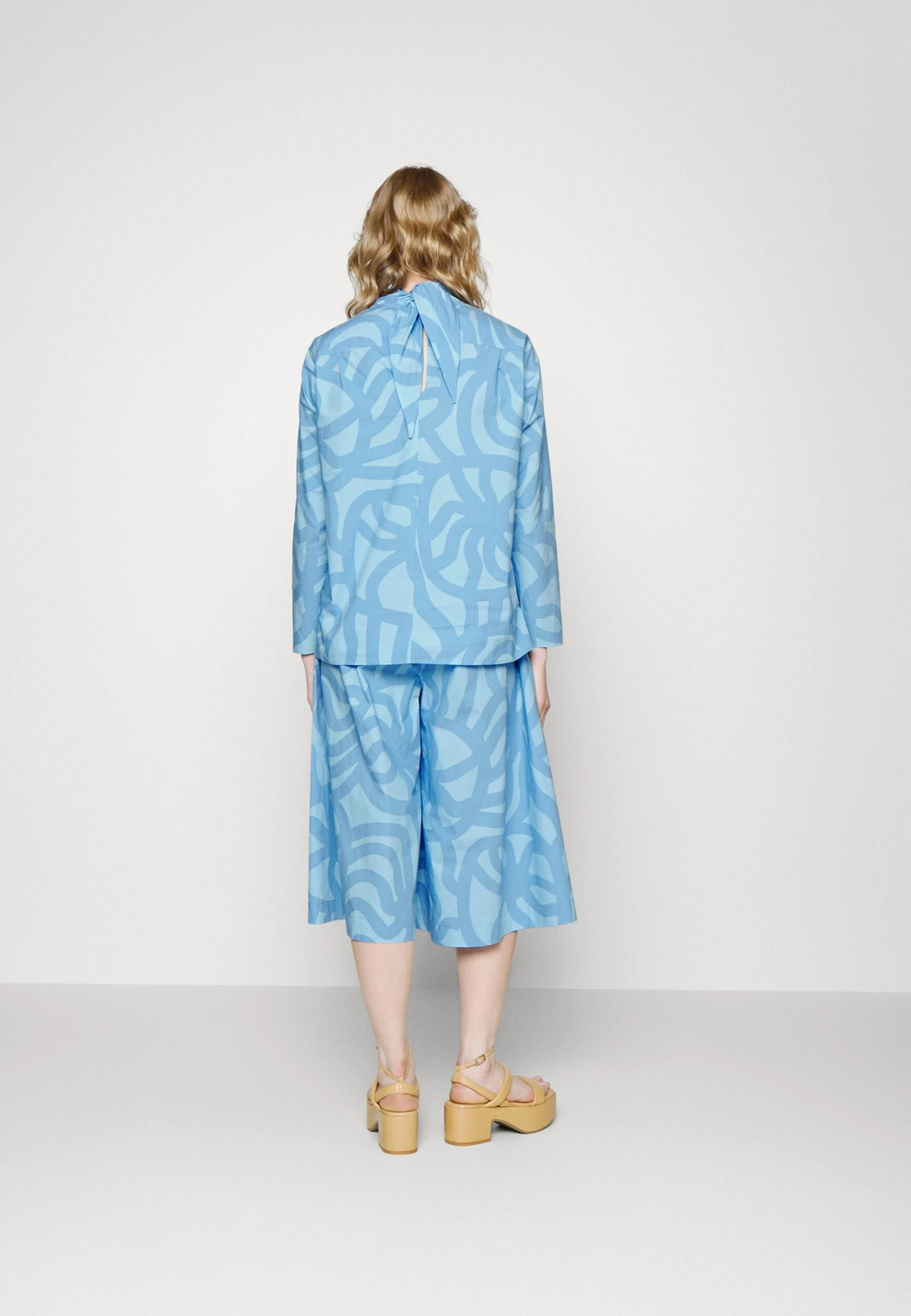 Marimekko Karina Joonas - T-Shirt À Manches Longues - Light Blue/Blue 5 Marimekko Karina Joonas - T-Shirt À Manches Longues - Light Blue/Blue – Image 3