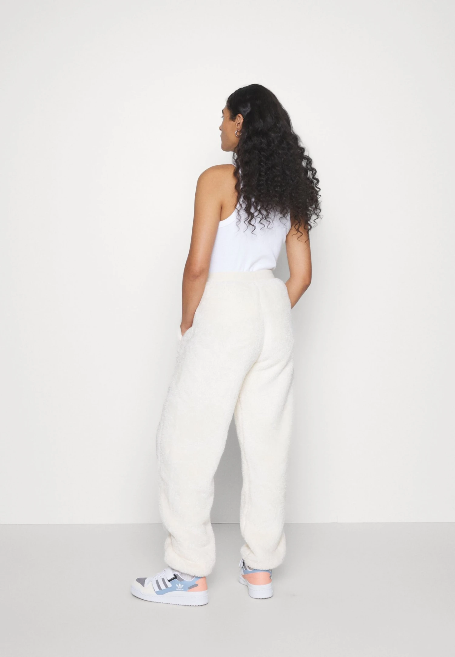 Adidas Originals Essentials Fluffy Pants - Pantalon De Survêtement - White 6 Adidas Originals Essentials Fluffy Pants - Pantalon De Survêtement - White – Image 4