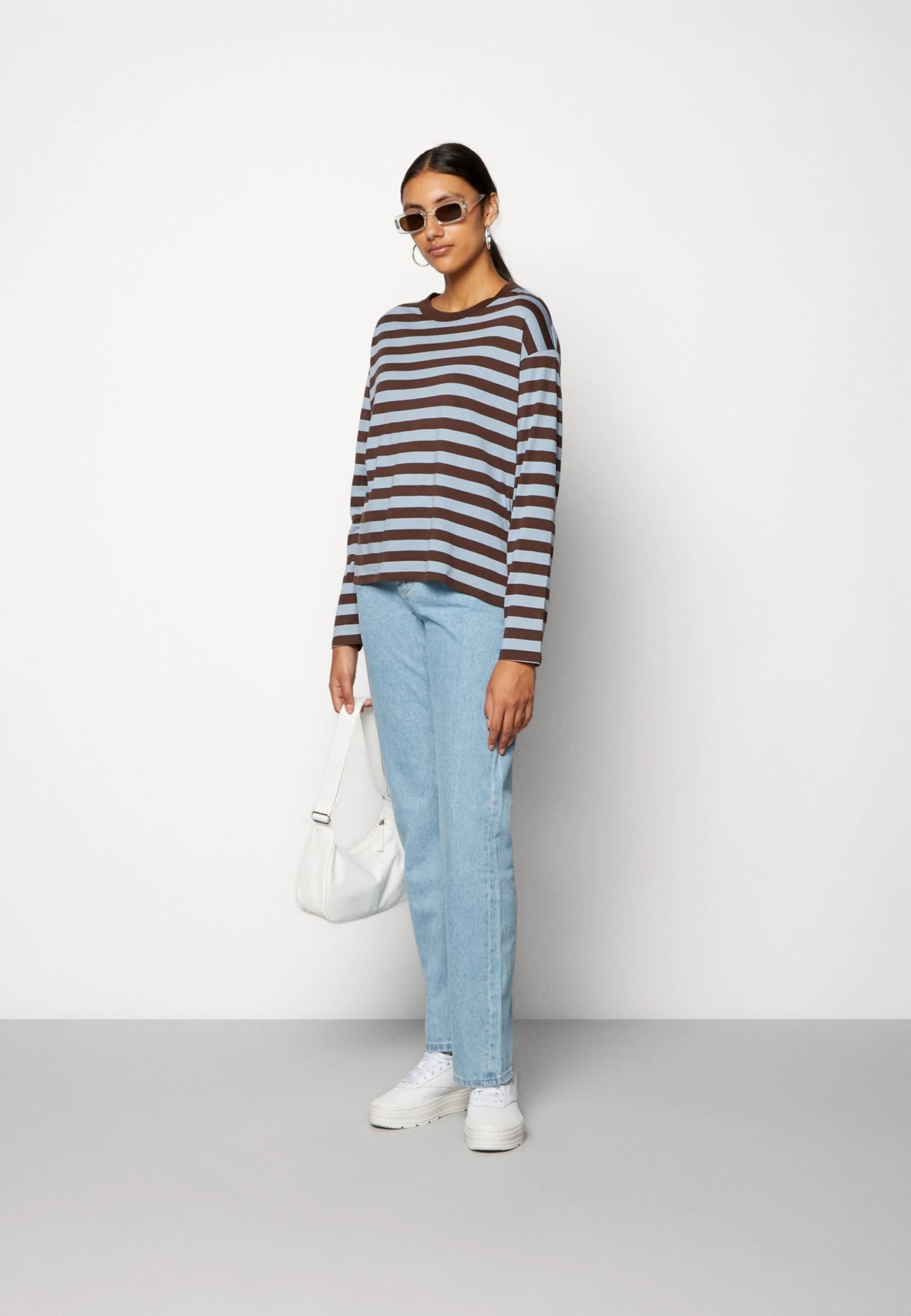 Monki T-Shirt À Manches Longues - Brown/Blue 4 Monki T-Shirt À Manches Longues - Brown/Blue – Image 2