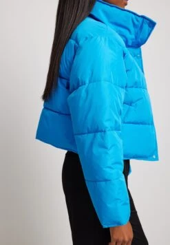 NA-KD Kurze Gefütterte Mit Druckknöpfen - Veste D'Hiver - Blue 9 NA-KD Kurze Gefütterte Mit Druckknöpfen - Veste D'Hiver - Blue -Next Soldes ee09b9ba9b4c4d198d3a70b0e9cac780
