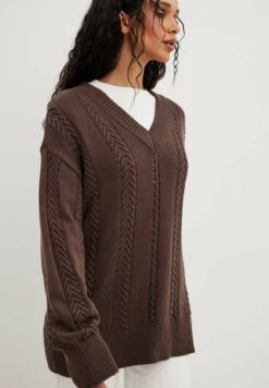 NA-KD Mit Oversize-Kragen Und Zopfmuster - Pullover - Dark Brown