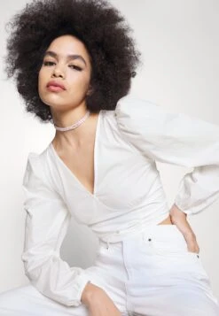 Gina Tricot Gry Blouse - T-Shirt À Manches Longues - Offwhite 11 Gina Tricot Gry Blouse - T-Shirt À Manches Longues - Offwhite -Next Soldes f608027965e242a4996e7a83c660f617