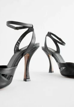 Next Signature Leather Point Toe Cut-Out Detail Standard - Escarpins À Talons Hauts - Black -Next Soldes f81ff8f1b79a4776a332617992ded79d