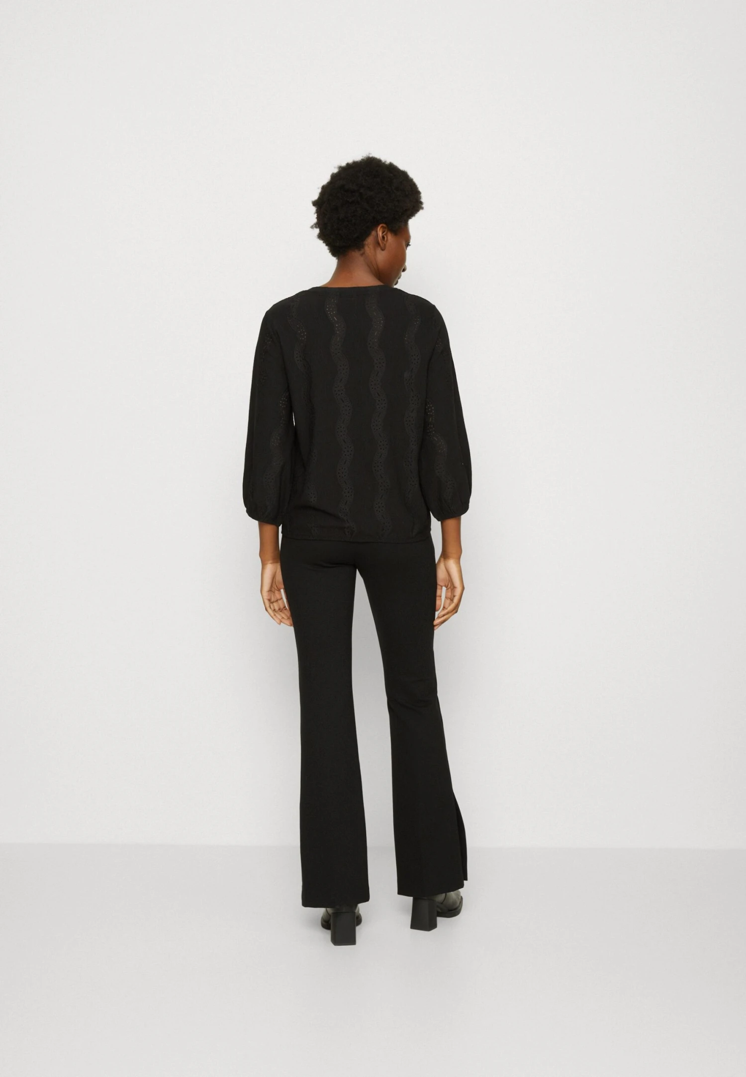 Kaffe Tio - T-Shirt À Manches Longues - Black Deep 5 Kaffe Tio - T-Shirt À Manches Longues - Black Deep – Image 3