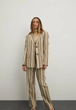 NA-KD Gestreifte Mit Mittelhoher Taille - Pantalon Classique - Brown Stripe 9 NA-KD Gestreifte Mit Mittelhoher Taille - Pantalon Classique - Brown Stripe -Next Soldes f9ca0c34f5a84761958bf90753106b78