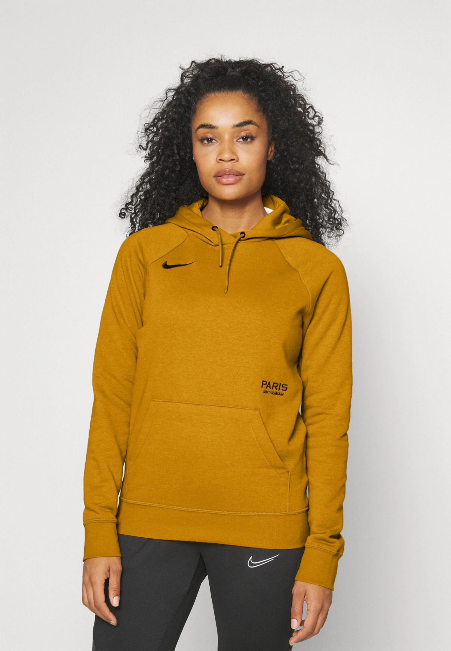Nike Performance Paris Germain Essential Hoodie - Article De Supporter - Gold Suede/Team Red 3 Nike Performance Paris Germain Essential Hoodie - Article De Supporter - Gold Suede/Team Red