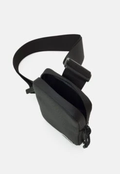 Lacoste Unisex - Sac Bandoulière - Noir -Next Soldes fc6811bb972c47aeaeaa1be03e0d0462